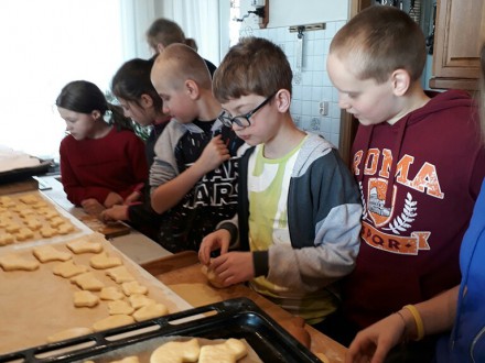 Klasy 6a i 6c na warsztatach świątecznych w Niezwojowicach