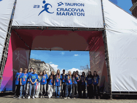 Wolontariusze podczas Mini Maratonu, Walkathonu oraz Cracovia Maratonu