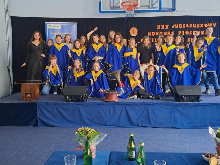 Chór SP 95 na XXX Jubileuszowym Międzyszkolnym Konkursie Piosenki „Gdzieś to kiedyś słyszałem”