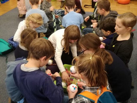 Klasy 4b i 4e w Wojewódzkiej Bibliotece Publicznej