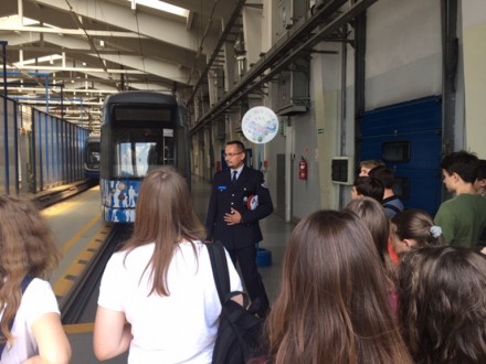 Bezpiecznie i wesoło – wycieczka klasy 7a do Zajezdni Tramwajowej „Podgórze”