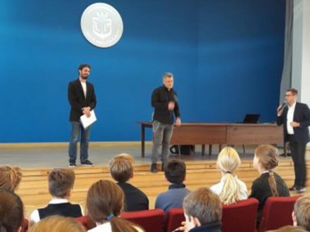 Spotkanie klasy VI b  z pisarzem Rafałem Kosikiem 