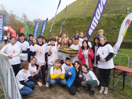 Wolontariusze na Krakowskim Biegu Niepodległości 2022