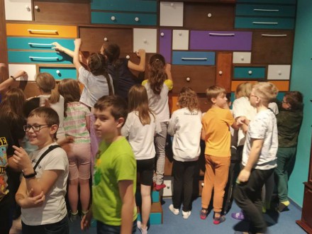 Witajcie w naszej bajce! Wycieczka 4a i 4c do Bajki Pana Kleksa.