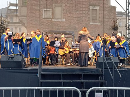 Występ Chóru SP95 na Jarmarku Bożonarodzeniowym