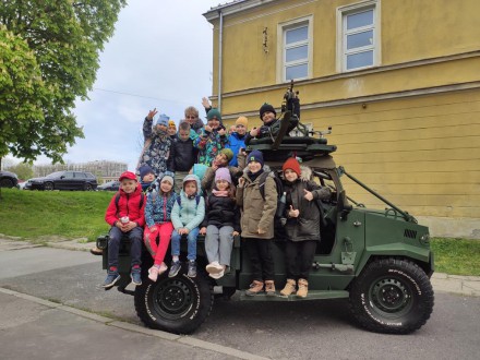 Klasa 2b  z wizytą w  16 Batalionie Powietrznodesantowym