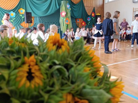 Wyciągnij dłonie i chwyć marzenie….- pożegnanie klas trzecich