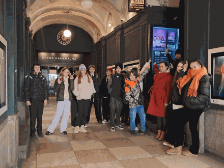 Wyjście klasy 7b do teatru i do muzeum.