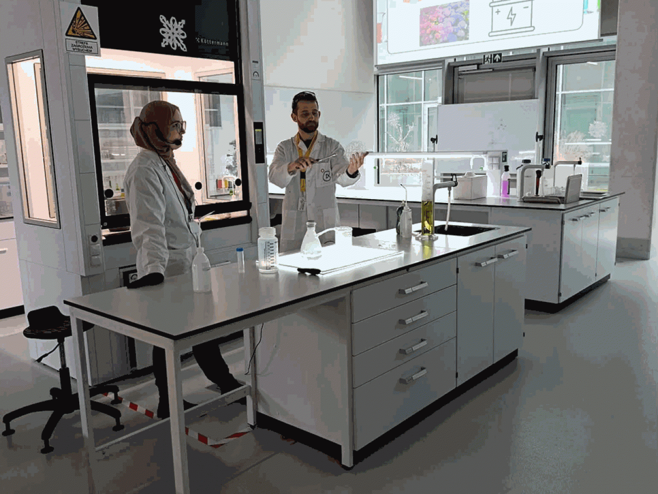 Klasa 7a na warsztatach chemicznych w w Małopolskim Centrum Nauki Cogiteon