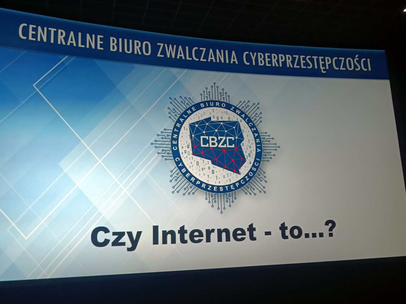Klasy 7d,7c, 7a i 5c na spotkaniu z policjantem z Centralnego Biura Zwalczania Cyberprzestępczości