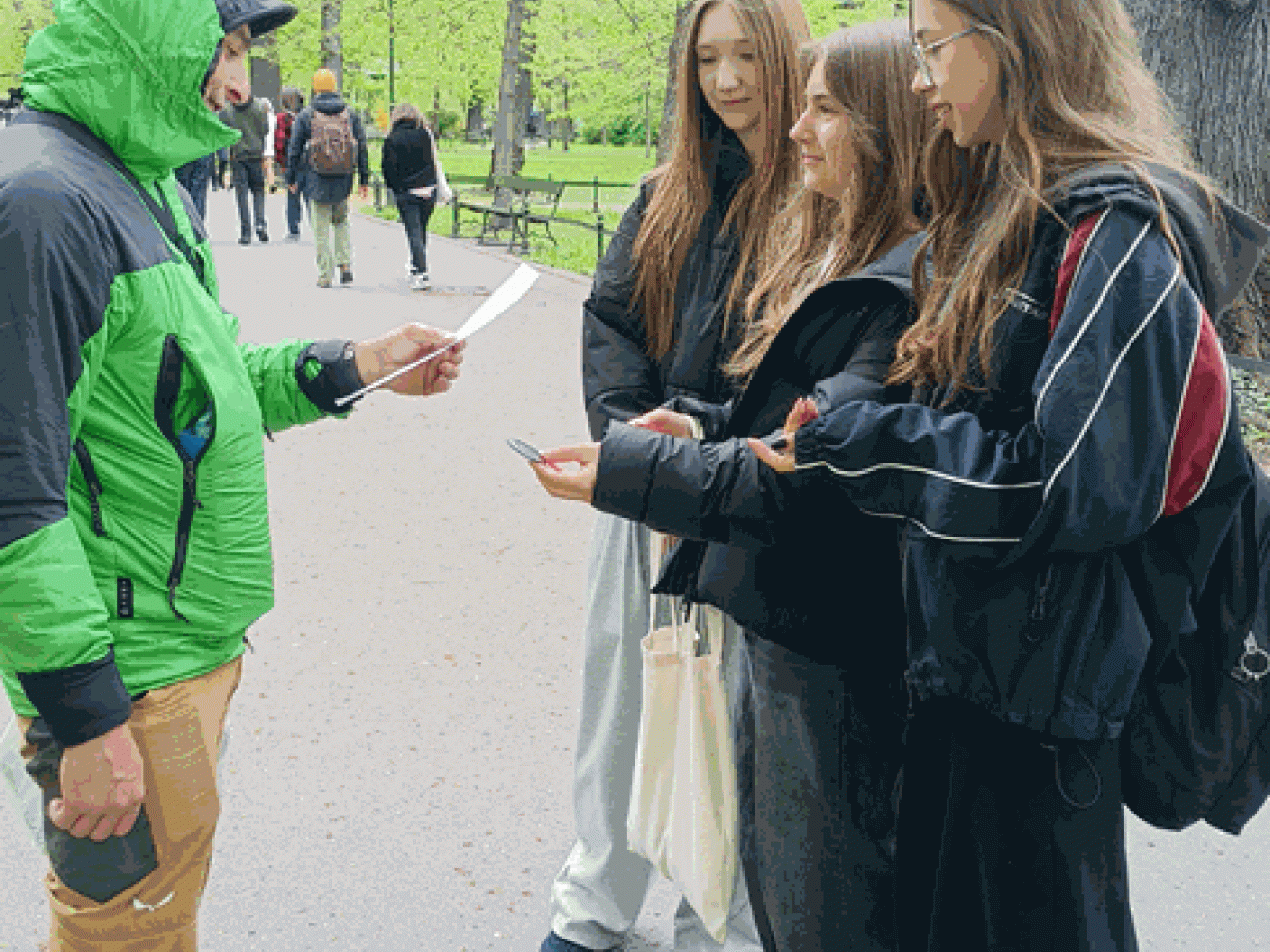 „Ogarniamy cyfrowy świat” – akcja ulotkowa i przypinkowa
