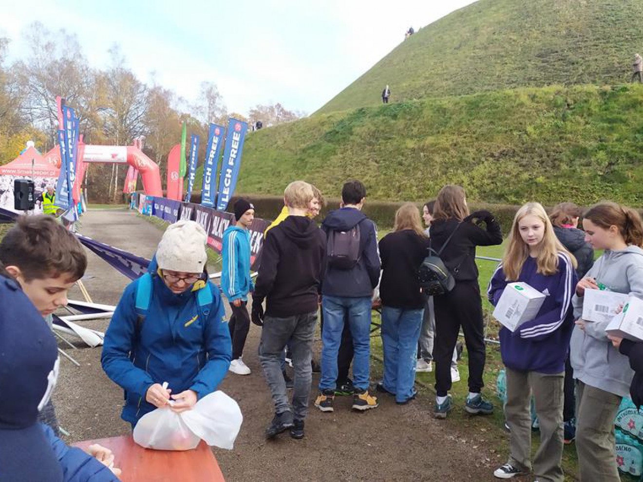 Wolontariusze na Krakowskim Biegu Niepodległości 2022