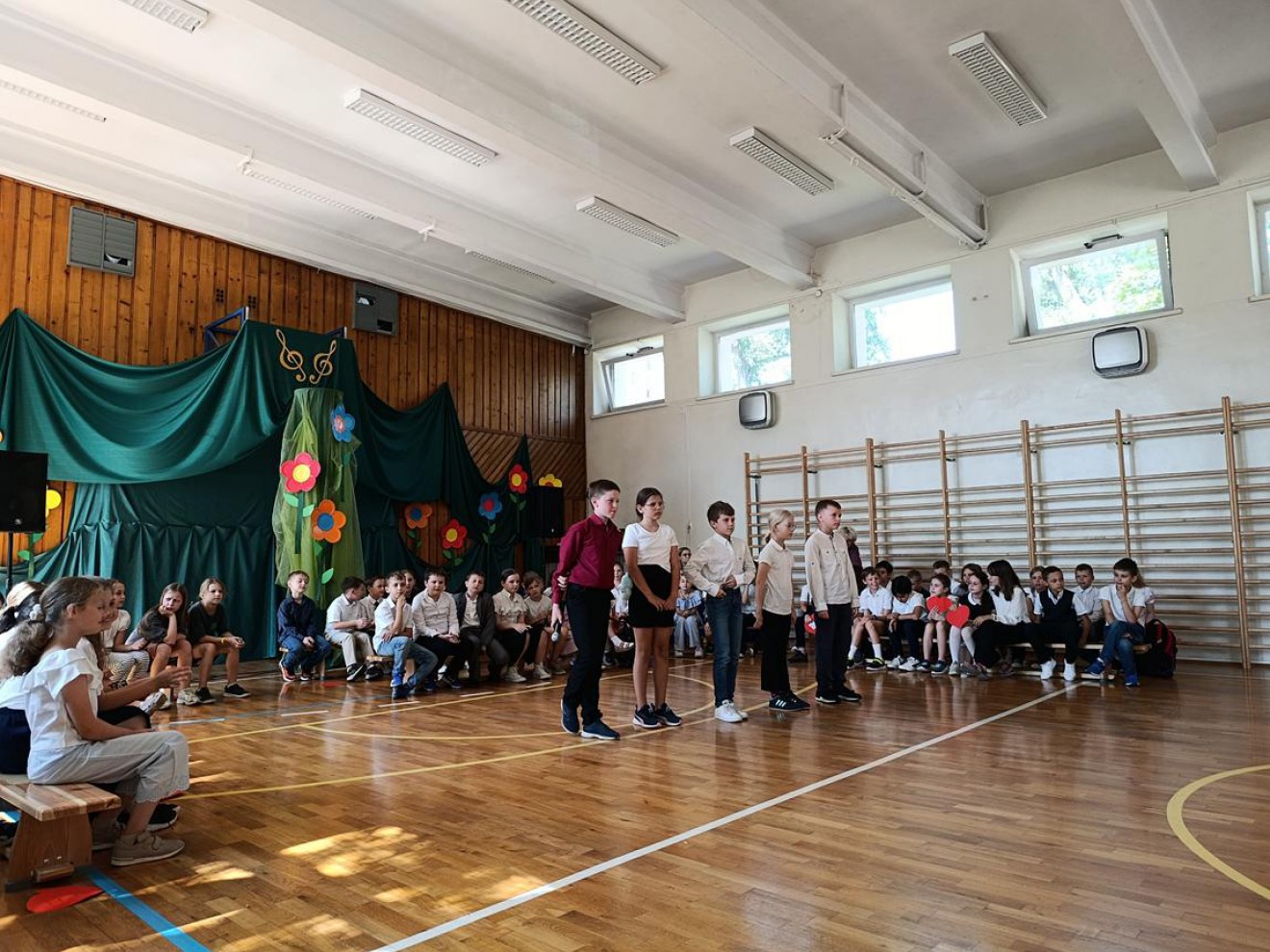 Wyciągnij dłonie i chwyć marzenie….- pożegnanie klas trzecich