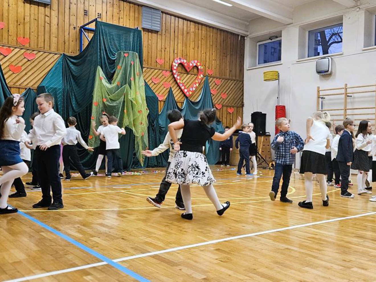 Występ uczniów klas 1 dla babć i dziadków