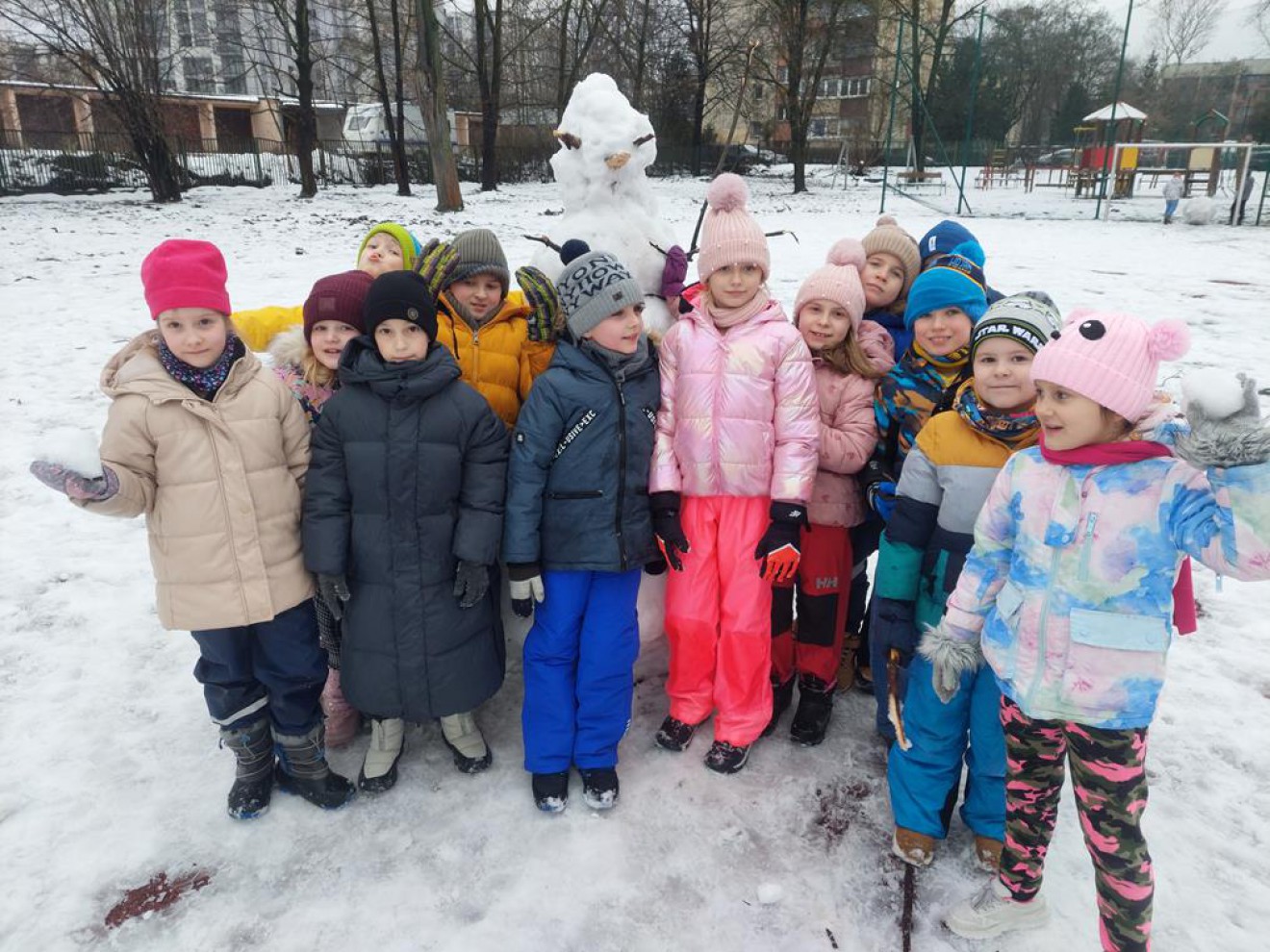 Zimowe zabawy na śniegu kl. 2b