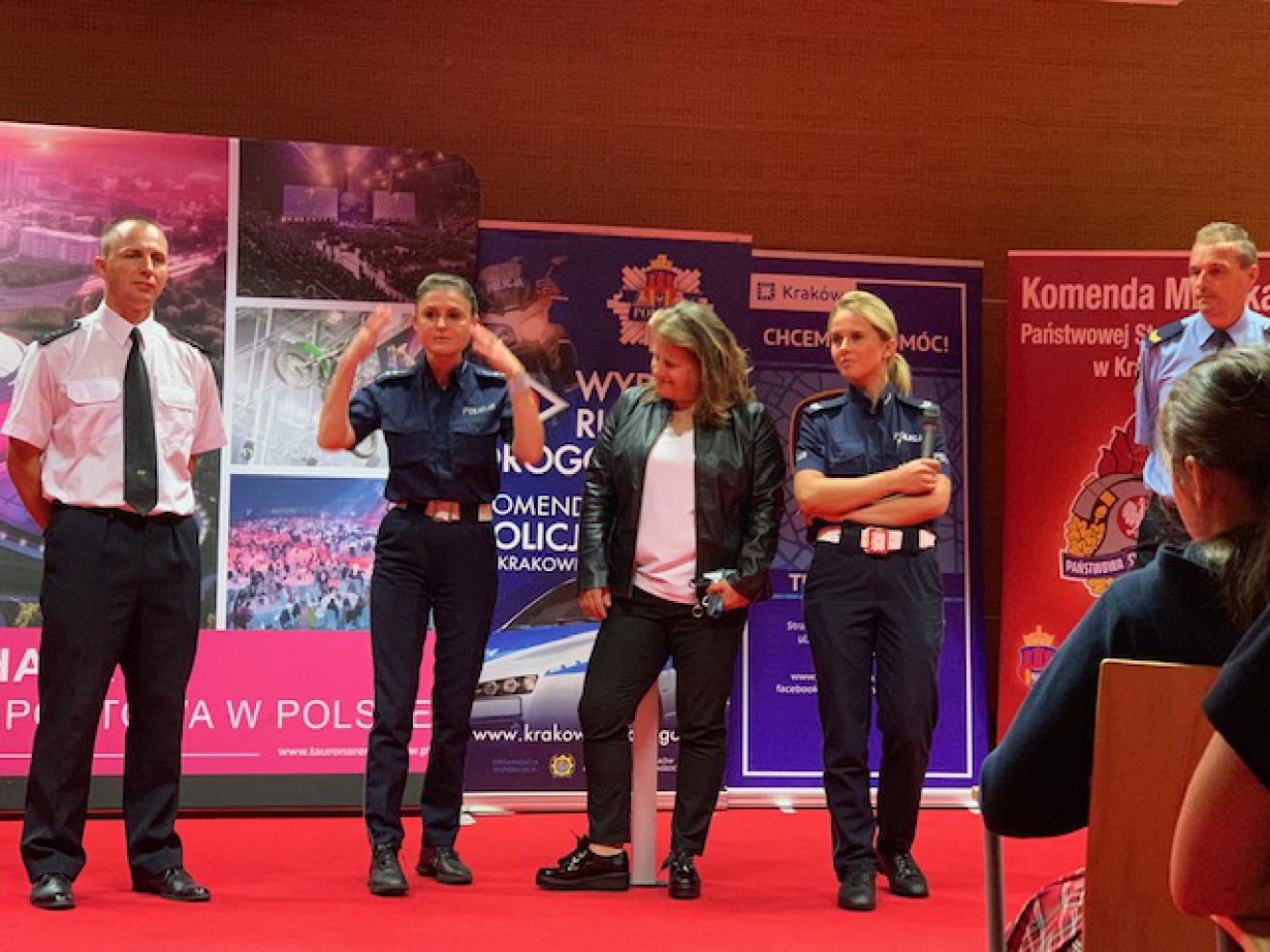 Jak być bezpiecznym na drodze i kurs pierwszej pomocy, czyli klasa 5a na warsztatach w Tauron Arenie.