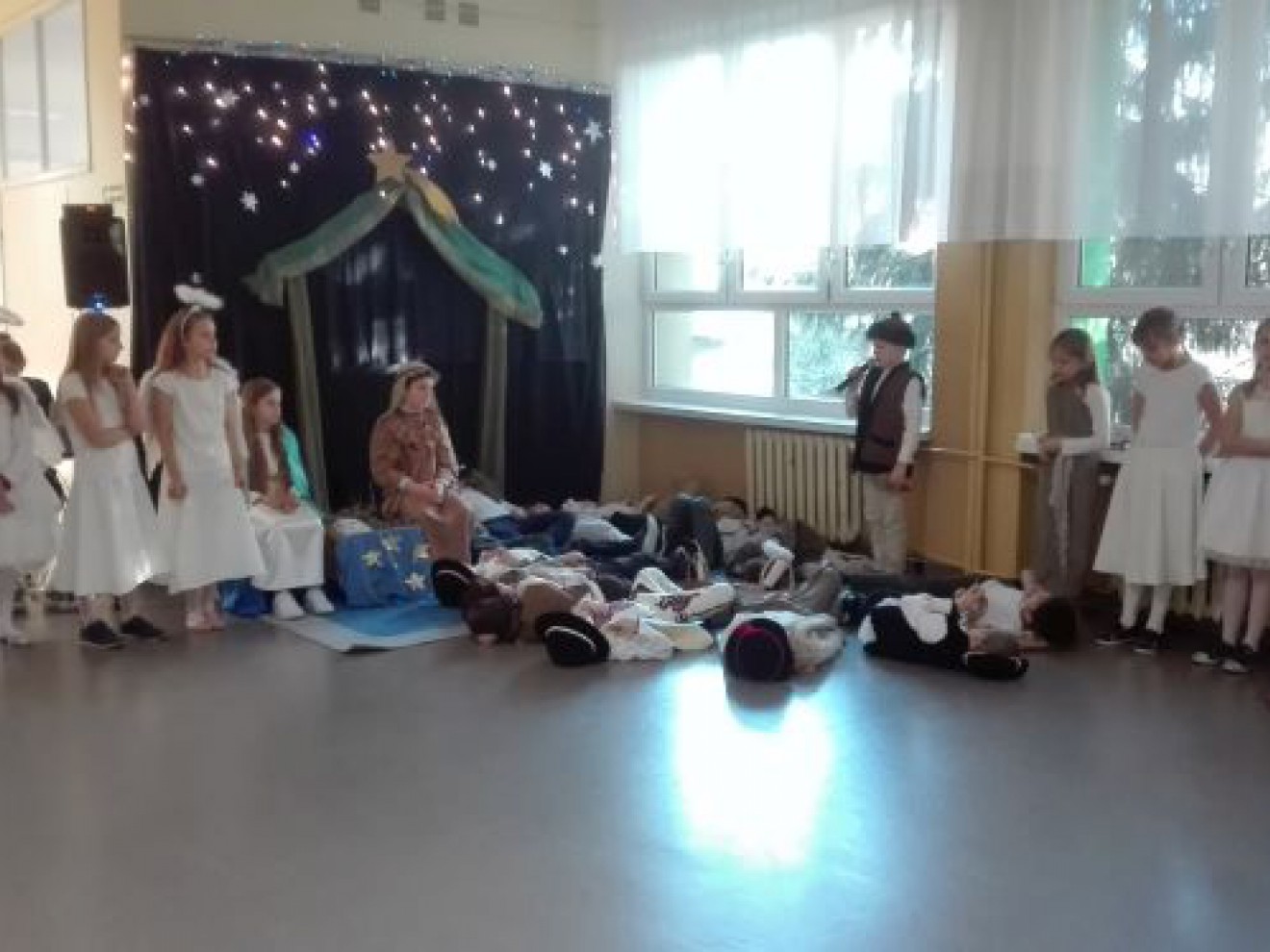 ,,Jest taki dzień’’ – przedstawienie klas 2b i 2c