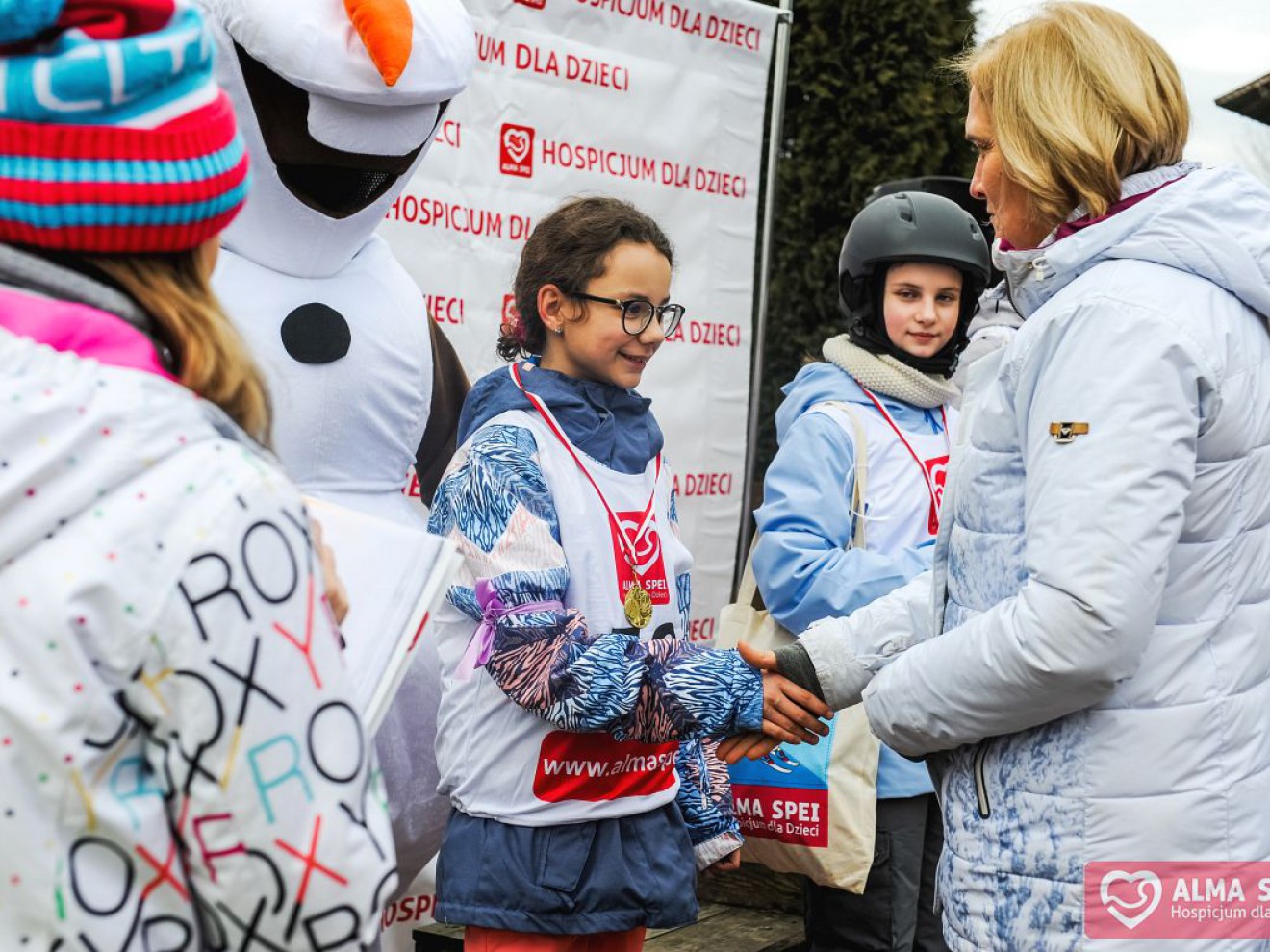 Na nartach po uśmiech – Wolontariusze podczas VI edycji zawodów „Szkoła z pasją pomagania”