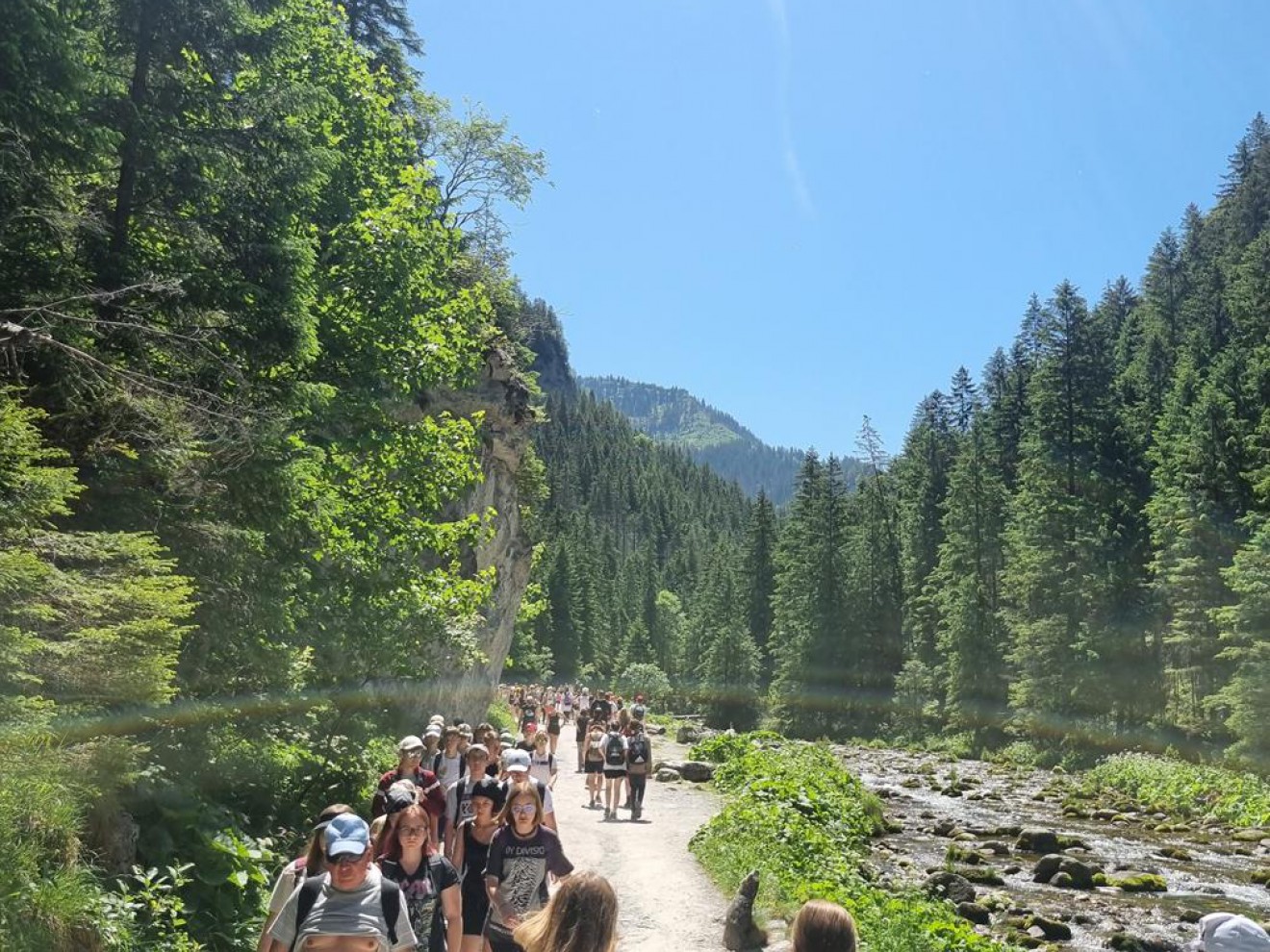Wycieczka klas VIII do Doliny Kościeliskiej połączona z Komersem na pożegnanie Szkoły Podstawowej.