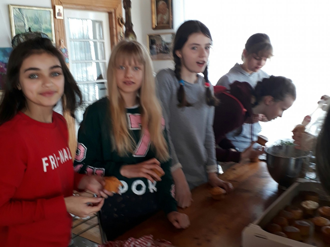 Klasy 6a i 6c na warsztatach świątecznych w Niezwojowicach