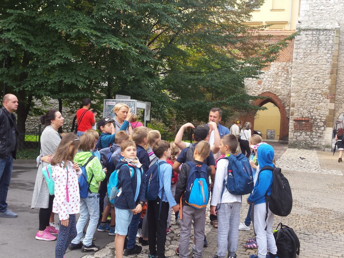 WŚRÓD NARODOWYCH PAMIĄTEK