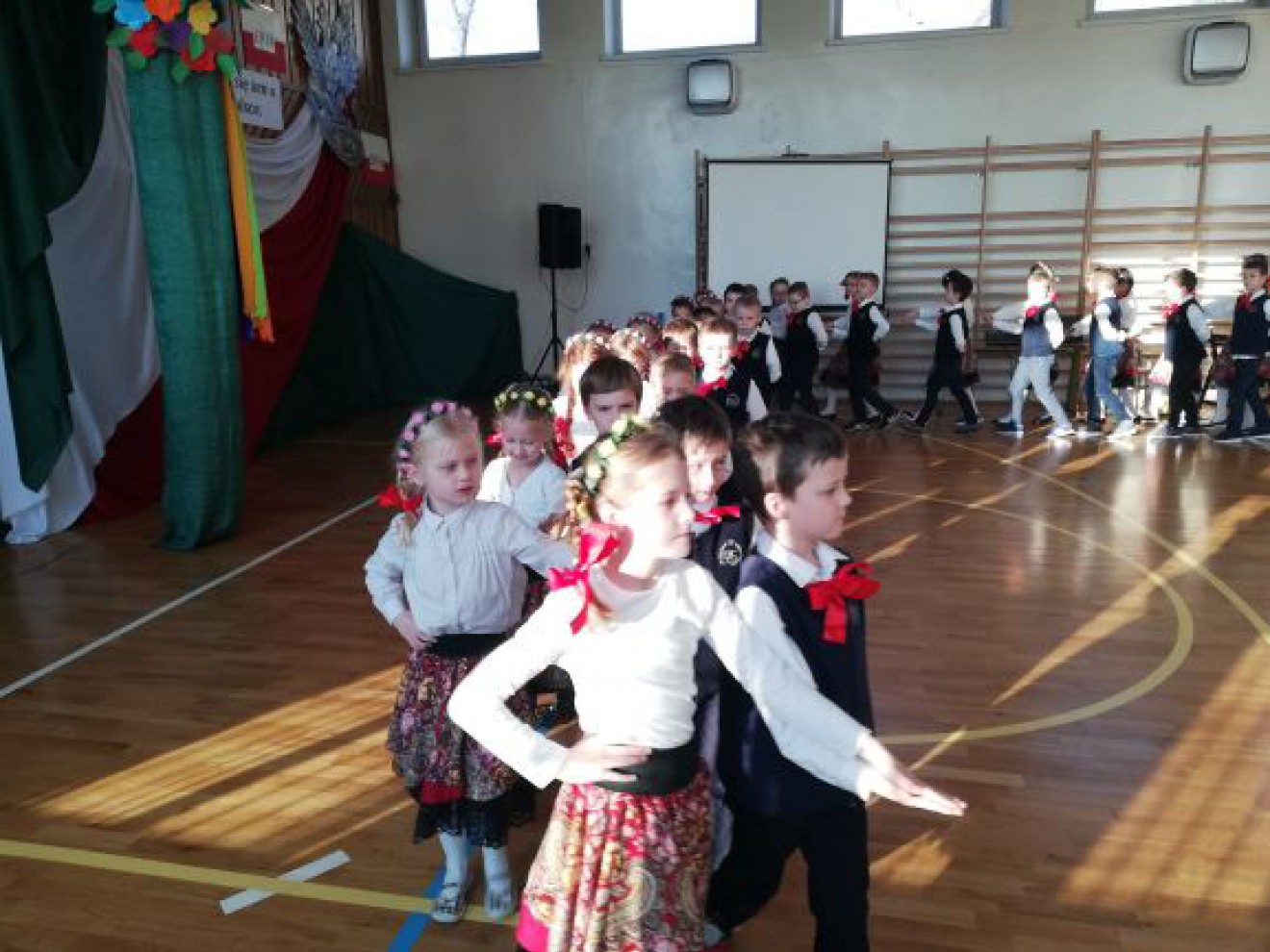 Polska tańcem malowana